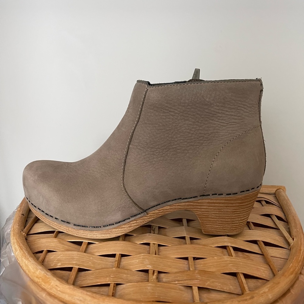 Dansko Maria Ankle Bootie Size 38 ( 7.5-8 in US)